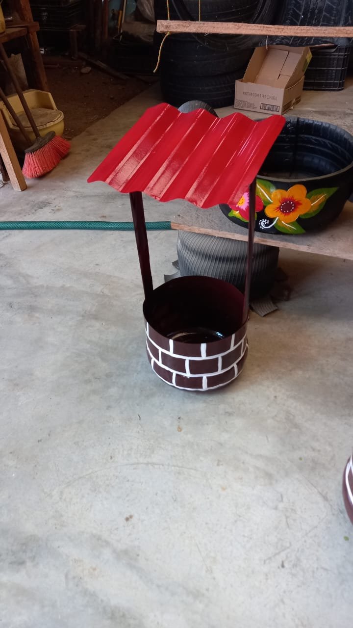 maceta con forma de pozo con techo